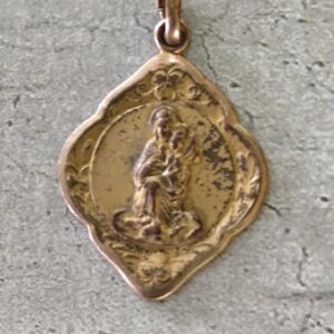 Rare Médaille religieuse de la Vierge Marie et l'enfant de couleur dorée